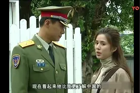 影视：香港记者闯驻港部队，称有英国人授权，直接被驻港士兵打脸视频封面