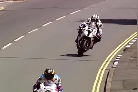 骑着宝马s1000rr，赢得曼岛TT冠军，这就是骑士的巅峰！视频封面