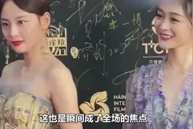 大型尴尬现场？女演员帮张嘉倪整理裙摆被拒绝，全程干笑不知所措视频封面