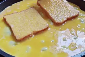 2片面包3个鸡蛋教您做懒人早餐饼，1分钟就出锅，上桌就被吃光视频封面