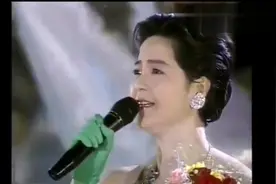 邓丽君生前最后一次演唱《我只在乎你》是在军队慰问演出视频封面