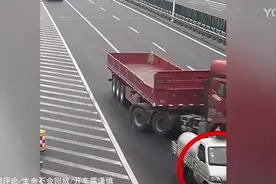 小车突然转进服务区后方大车避让不及翻倒在地【20200303车祸集】视频封面