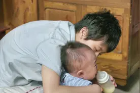 微笑妈妈：单亲妈妈住院，最担心的就是家里，谁料养女照顾得很好视频封面