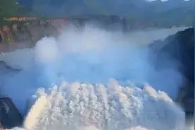 大坝开闸放水，场面堪比电影特效，场面震撼视频封面