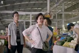 泰国包租婆脾气暴躁怒砸摊贩，键盘侠从来不会在乎的真相！视频封面