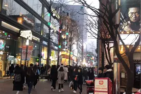 实拍韩国街头，有没有韩剧里的帅哥美女，女人冬天露大腿，不冷吗视频封面