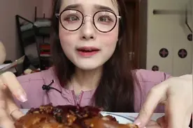 吃货哎哟阿尤吃麻辣猪蹄，用手拿着直接啃，这吃相把我都看饿了！视频封面