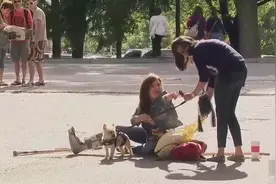 国外爆笑街头恶搞：男孩蒙眼打狗，路人上前制止被吓够呛视频封面