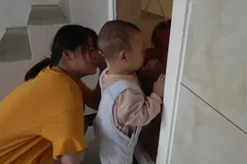 一岁萌宝早上照镜子，看到镜中的自己，高兴地亲了起来，太可爱了视频封面