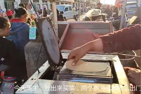 酥脆香甜鸡蛋卷，街头最火的零食摊，前来买的人络绎不绝