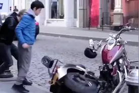 国外恶搞:一拳打爆摩托车，路人都看傻了。视频封面