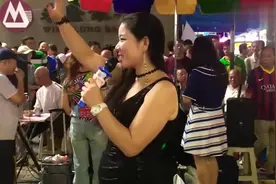 街头艺人演唱歌曲《我曾用心爱着你》动人的嗓音，路人纷纷围观视频封面