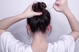 丸子头太大众了，快扎个与众不同的“草莓丸子头”，时髦又减龄视频封面