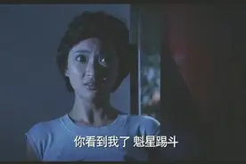 美女藏在墙角躲避僵尸，怎料身材太突出了，被一眼看到了视频封面