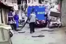 老大爷闲着没事围观抽粪车，没想到抽粪管突然爆炸，大爷当场去屎视频封面