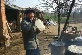 农村70岁大叔喝酒成瘾，看看他一天能喝多少酒?一起来看一下视频封面