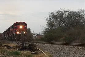 美国内燃机车4重連 貨物列車视频封面