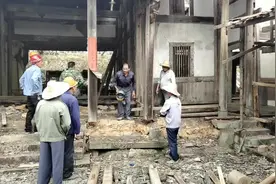 古房子位置偏移，看工人如何把房子移回正位，工人简直太聪明了。