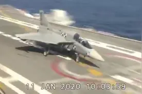 印度自产LCA战机航母拦阻降落成功视频封面