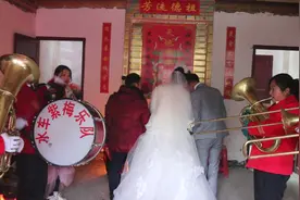 湖南农村结婚，西乐边吹，新郎新娘拜堂，看看农村拜堂习俗如何？