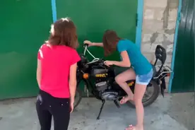 俄罗斯美女启动一辆摩托车，研究了半天之后终于成功启动视频封面