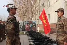 记录这一刻！授枪仪式开启新兵下连生活