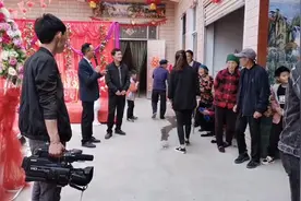 实拍河南农村婚礼现场，司仪教接新娘的领拜夫妻怎么走红毯拜天地视频封面