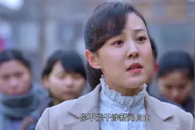 烽火抗大：太机智了！美女记者拍照受限制，小伙一招就解决了图片