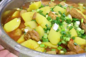 四川厨师分享家庭硬菜土豆红烧肉，肥而不腻，大块吃真过瘾！视频封面