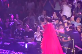 容祖儿演唱会也太美了吧！《华丽邂逅》一身红衣，美艳不可方物视频封面