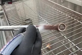 小苏打加入高压水枪中，清洗效果惊人