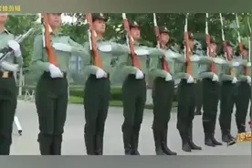 三军仪仗队女护旗手的选拔，想在众多人中胜出太不容易了。视频封面