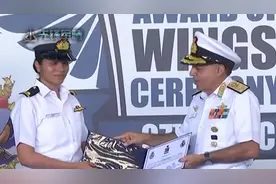 印度海军迎来首位女飞行员，堪称印度军队历史上的“重要里程碑”视频封面