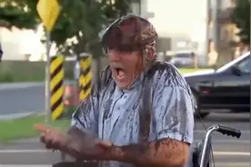 厕所发生事故喷人一身污水视频封面