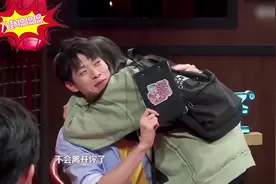 杨幂撒娇镜头大盘点：抱着魏大勋脖子不松手，魏大勋开心享受视频封面