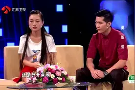 漂亮女孩拒绝小伙求爱，闺蜜说出真实原因，女孩哭成了泪人视频封面
