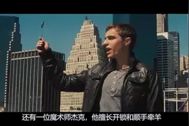 美女表演水下逃脱魔术失败，瞬间被食人鱼分食，大型魔术揭秘现场