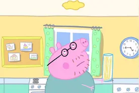 小猪佩奇：猪爸爸还真是个翻煎饼高手，都把煎饼扔到了房顶视频封面