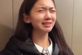 姑娘骑自行车过斑马线被交警抓住，哭的太萌了，萌化心的萌！视频封面