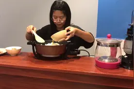 20元能做什么午餐，小妹精打细算做了个炒饭，第一次下厨挺不错