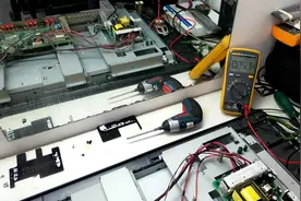 创维电视机红灯一闪黑屏不开机，看鸿哥如何解决。视频封面