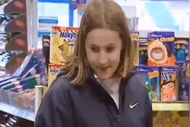 国外爆笑街头恶搞：困极的收银员只顾睡觉不收钱视频封面