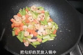 虾仁简单的做法，两颗芹菜1根胡萝卜，上桌之后就被抢光视频封面