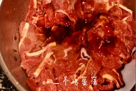 番茄牛肉火锅，原来牛肉要这么腌制，难怪嫩滑爽口，春日美食家视频封面