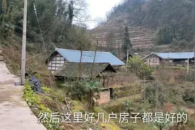贵州深山发现一个小村庄，好多木房子完好无人居住，荒废在大山里视频封面