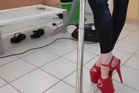 小姐姐穿着这么高的高跟鞋在家打扫卫生2视频封面