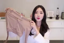 韩国就是网红多，又来个小姐姐亲自示范时尚穿搭视频封面