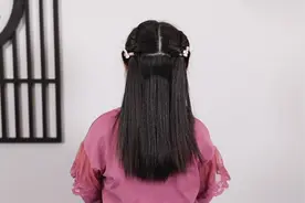 手残党妈妈不会梳头发怎么办？教你梳个甜美可爱小公主披肩发