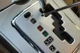 驾驶自动档汽，从了解档位排及功能开始，新手朋友看过来视频封面