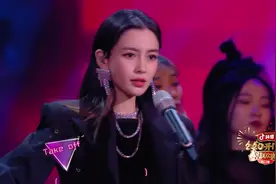 浙江卫视春晚：Angela baby唱跳首秀《飞》，舞姿撩力十足